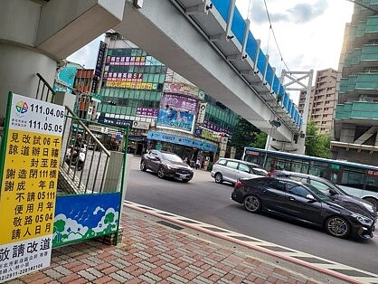 陸橋本是中興里的地標，但是已封橋，輝煌走入歴史。圖／易小滿攝