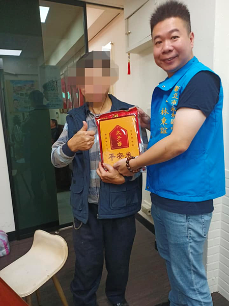 中興里提供平安米給里鄰（圖／幸福中興里粉絲團提供）