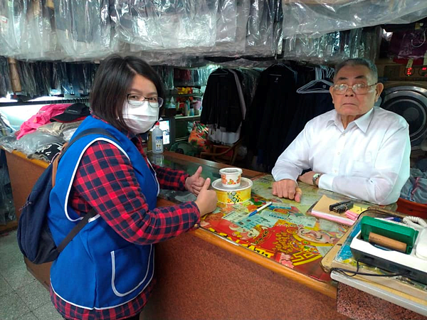 志工們一同送愛心便當給里內長者（圖／幸福中興里粉絲團提供）