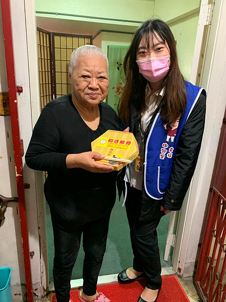 志工們送愛心便當給里內長者，也陪伴長者與他們談心（圖／幸福中興里粉絲團提供）