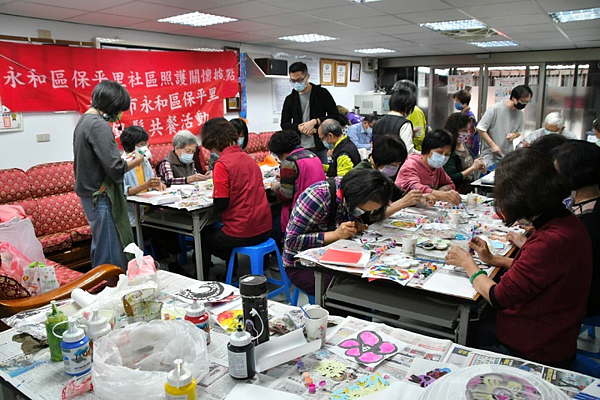 成立保平里社區照護關懷據點，舉辦銀髮族共餐活動（圖／保平里的永和人粉絲團提供）