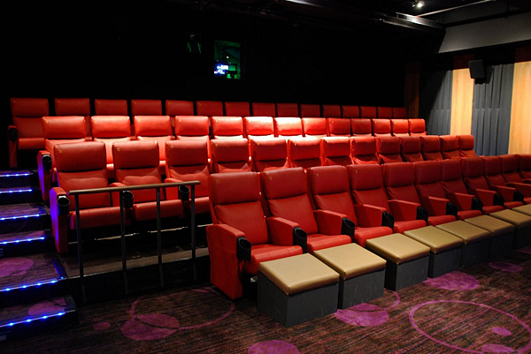 林東誼邀請中興里里民帶著家裡孩童一起來看電影（圖／幸福中興里粉絲團提供）