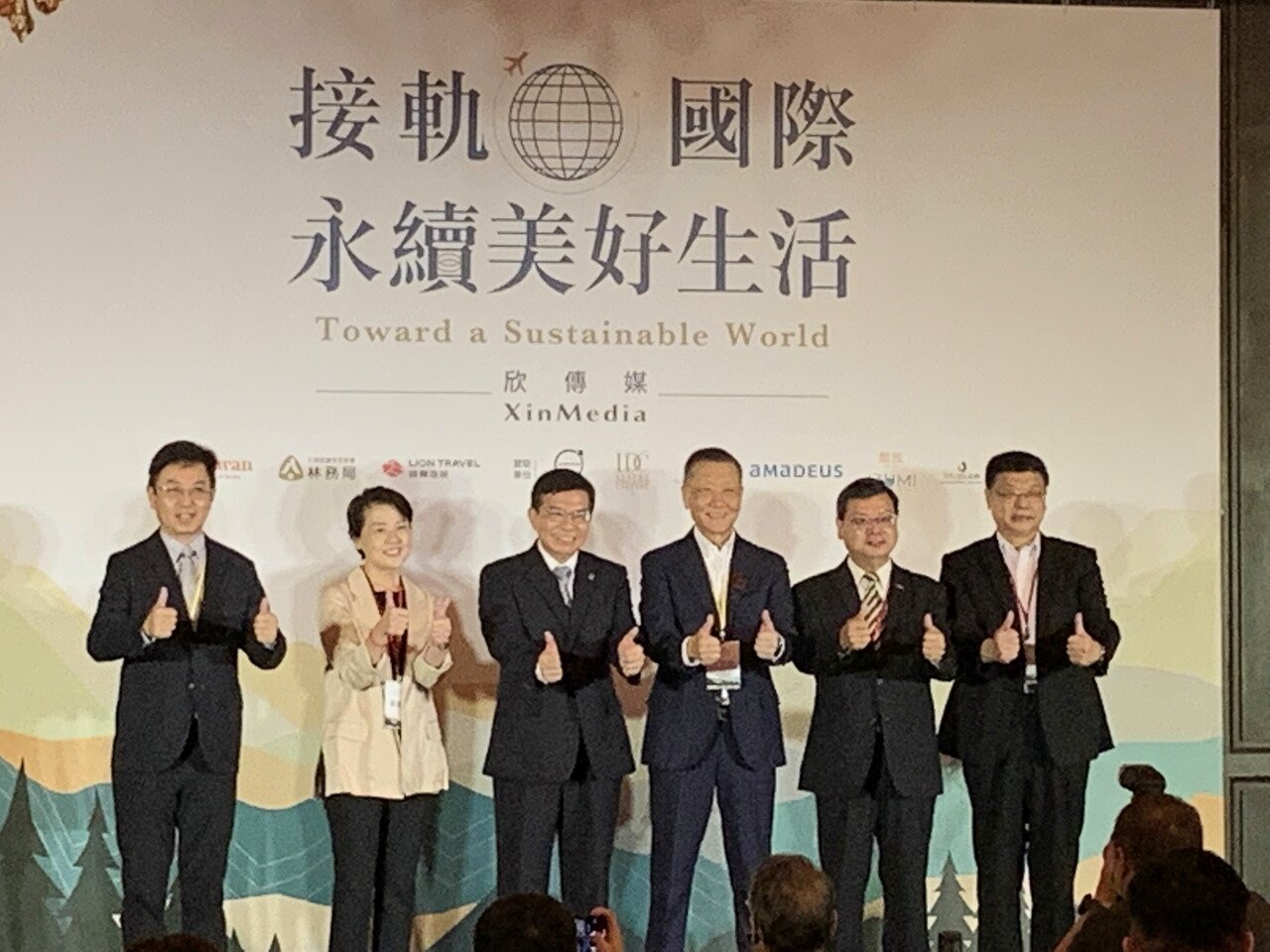 交長王國材(左三)已指示觀光局,解除旅遊禁團令,並和指揮中心溝通。記者楊文琪/攝影