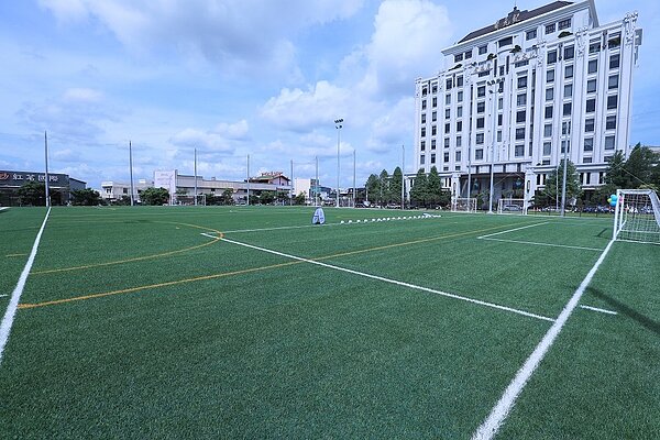 西屯足球場是一座標準8人制人工草皮足球場地。圖/台中市府提供