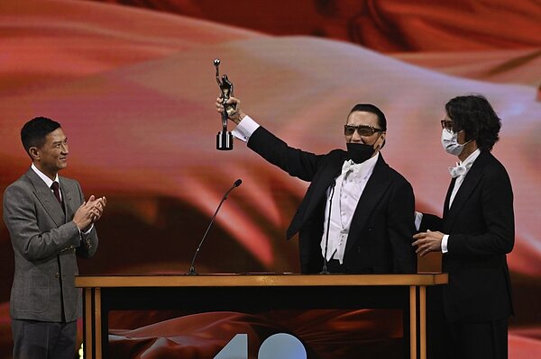 謝賢(中)成為最高齡香港電影金像獎影帝。圖/中新社