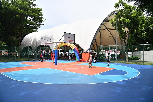 民生親子公園天幕籃球場，是樹林區公園內的第1座天幕球場。圖／新北市體育處