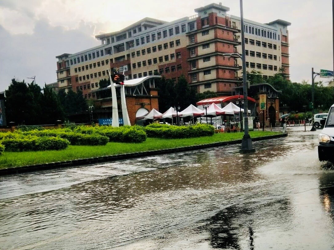 去年下雨大學路積水情形。圖／新北市水利局提供