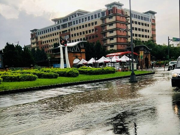 去年下雨大學路積水情形。圖／新北市水利局提供