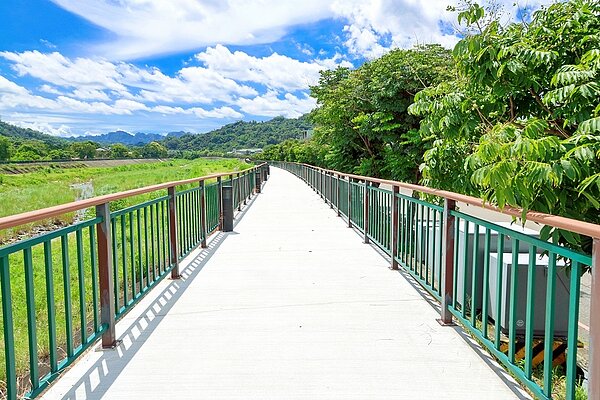 霧峰區乾溪自行車道中正路至921地震園區段,部分堤頂毀損嚴重,今年6月中已更新自行車道鋪面及新建休憩平台。圖/台中市政府提供