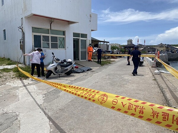 蕭姓男子到澎湖東吉港旅遊,不幸溺斃,遺體等候運送至馬公本島。圖/讀者提供