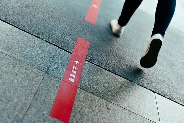 市府呼籲民眾多利用「紅不讓」步行指引抵達球場,還可沿路品嘗新竹美食再進場看球。圖/市府提供