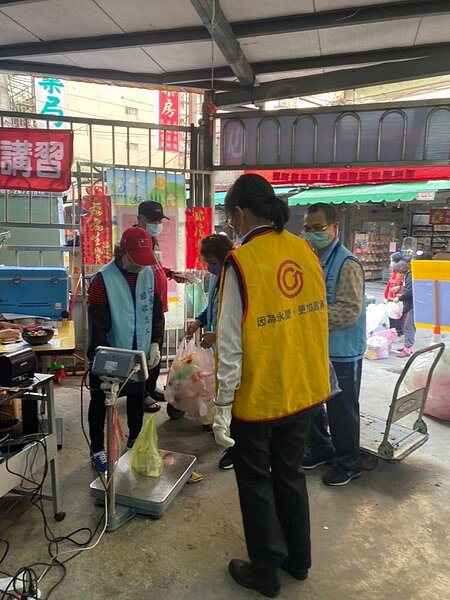 永慶房屋派員協助仁愛里進行資源回收。圖／截自葉中正服務團隊粉專