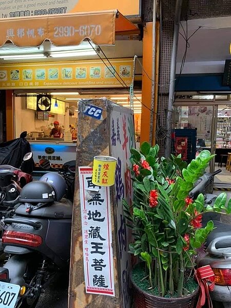 牛奶罐再利用，變身菸蒂回收筒。圖／易小滿攝