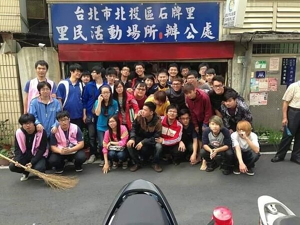 提升環境衛生，年輕人志願服務。圖／里辦提供