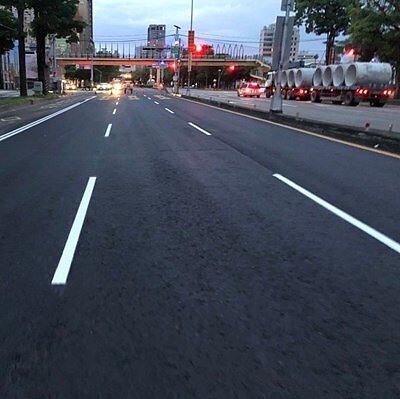 中市台灣大道持續燙平,文心至朝富路段快車道7月底前改善完成。圖/台中市建設局提供