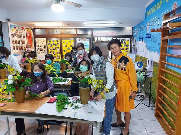 中正區文祥里活動場所舉辦插花活動。圖／中正區文祥里粉絲團提供

