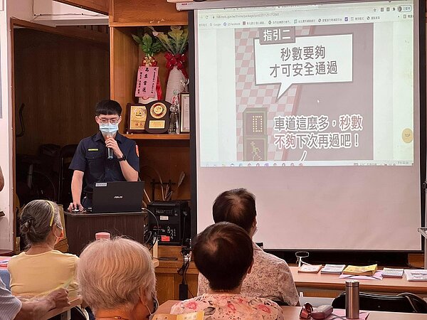 關懷課程安排警察局第一分局警官交通安全宣導。圖／中正區文祥里粉絲團提供