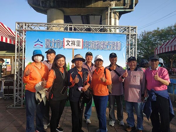文祥里里長帶著里民參加河濱健行活動，讓里民一起來養成運動習慣。圖／中正區文祥里粉絲團提供