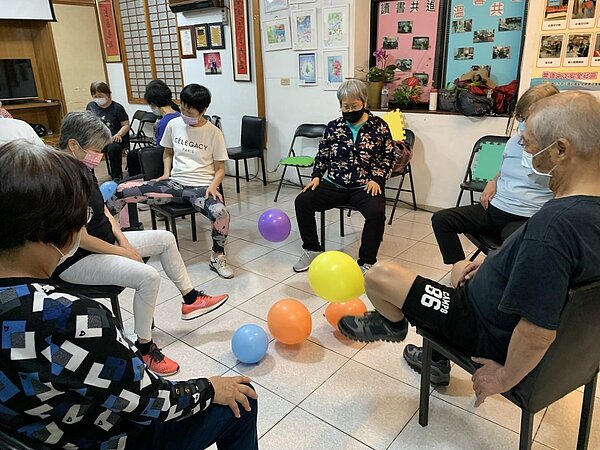 開設肌耐力訓練課程，延緩衰老。圖／李淑珍提供