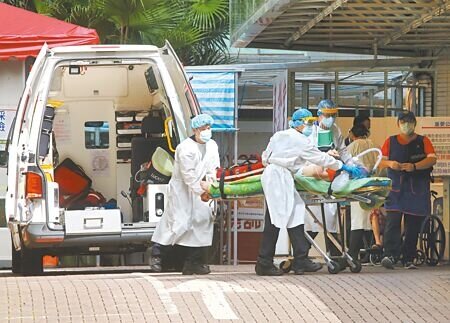 因應Omicron BA.4、BA.5亞變種病毒疫情,指揮中心表示將考慮擴大第4劑疫苗接種範圍,圖為救護車將病患送至急診室。(陳君瑋攝)