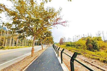 彰化縣為推廣單車運動,向交通部提報「環島自行車道升級暨多元路線整合推動計畫修正計畫」,獲得中央核定2000萬元,將率先投入二水鄉自行車路網路段,該路段擁有能騎自行車追火車的獨特美景。(本報資料照片)