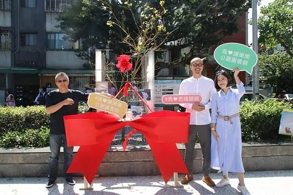 《小楓樹開學了》，枝葉依靠著書架盎然而生。圖／里辦提供