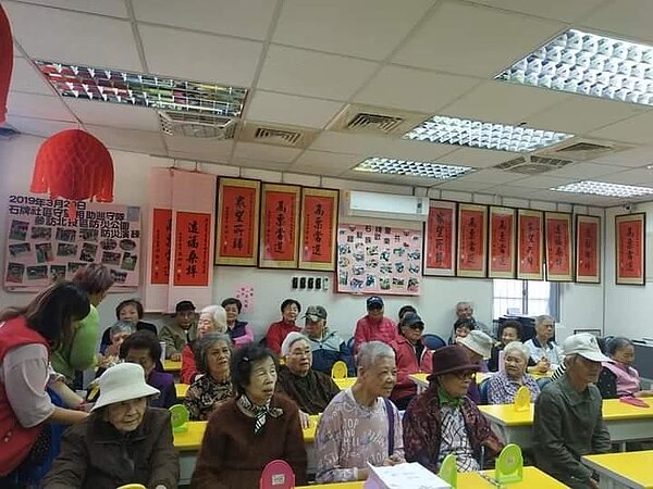 為長者細心解說口腔護理。圖／里辦提供