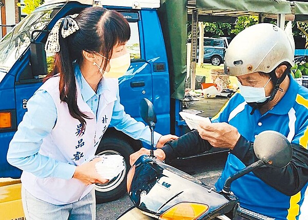 嘉義縣朴子市是全縣唯一提供確診或被居隔市民,出具隔離單就領1000元防疫補助金的鄉鎮,朴子市長吳品叡近日主動上街頭宣導防疫政策。(取自吳品叡臉書/呂妍庭嘉義傳真)