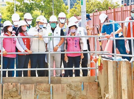 
台南市長黃偉哲（前排左三）等人視察東區文忠公園新建的地下調節池工程。（洪榮志攝）
