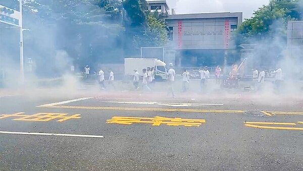 高雄左營區柯家文衡聖帝廟17日舉辦廟會遶境活動,廟方人員沿途燃放鞭炮,高市府環保局將對廟方依廢清法、空汙法、噪音管制法開罰9960元罰緩。(高市府環保局提供/洪浩軒高雄傳真)