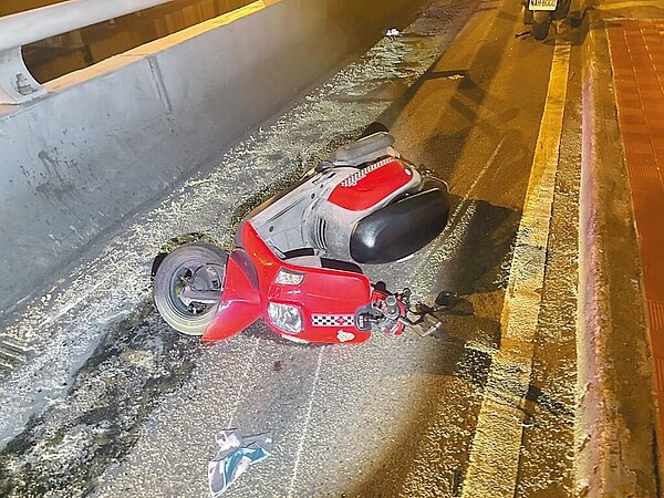 連接新北市新店區、中和區的秀朗橋,18日凌晨0時許發生死亡車禍,40歲的藺姓女子騎車經過此地,因不明原因自撞分隔島,人車倒地滑行,後續緊急送醫急救,依然回天乏術。(警方提供/李奇叡新北傳真)