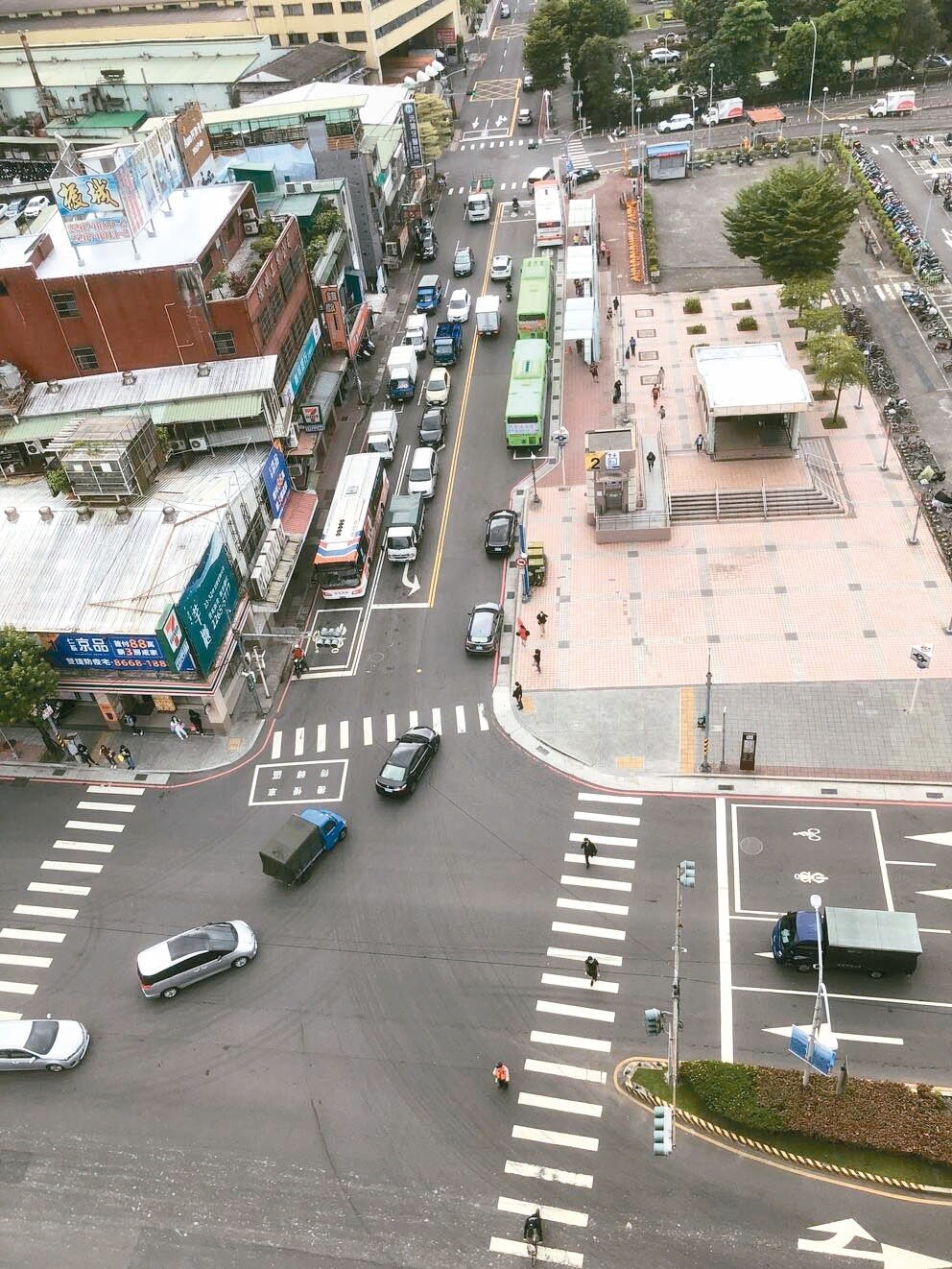 新北市土城永寧捷運站周邊車流量大，經常有多輛國道客運同時停靠，導致承天路與中央路三段交叉口大塞車。記者李成蔭／攝影 