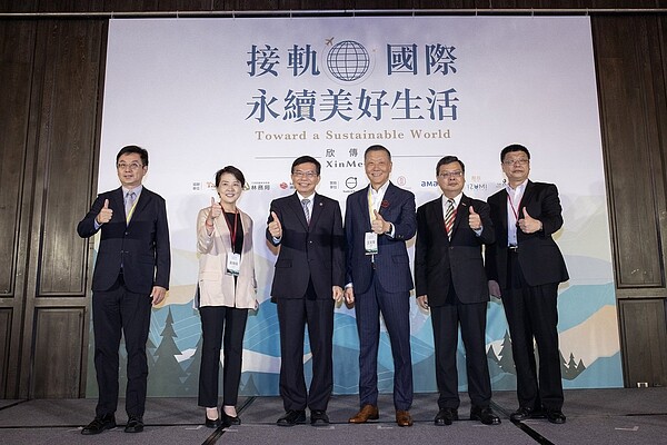 交通部部長王國材(左三)、觀光局局長張錫聰(右二)、雄獅集團董事長王文傑(左四)、雲朗觀光集團總經理盛治仁等貴賓均蒞臨出席「接軌國際.永續美好生活」論壇。圖/欣傳媒提供