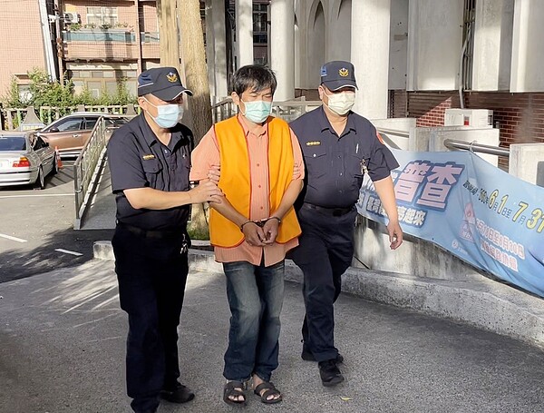 桃園市邱男(中)持鐵製管條重擊鄰居湯男頭部致死,警方逮捕邱男偵辦。記者曾增勳/翻攝