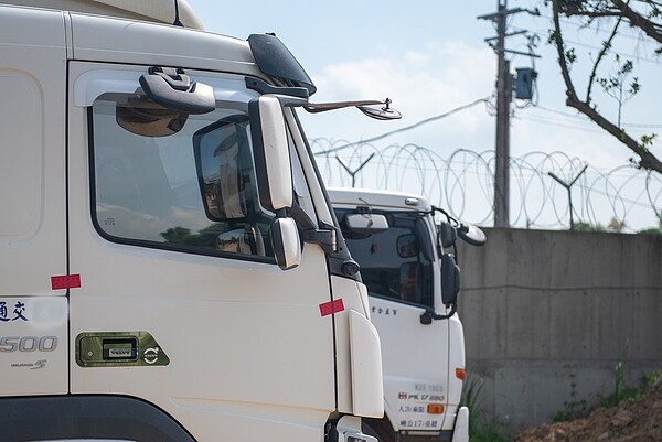 桃園市將台61線無明確合法來源和去處的砂石車,一律視為環保犯罪強制扣車,並於5月起強力執法。圖/桃園市政府提供