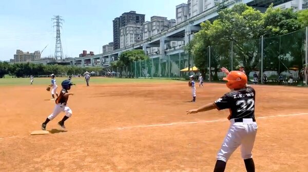 第二屆天使盃全國社區棒球賽熱鬧開打，小小運動員努力在球場上衝刺。圖／永慶房產提供