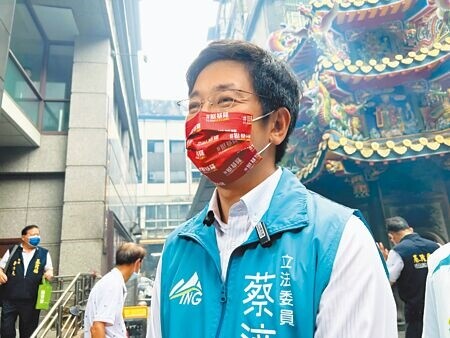 立委蔡適應表示，很高興各參選人對部分政策有相同看法，但他早在2019立法院公開質詢1280月票議題。（陳彩玲攝）