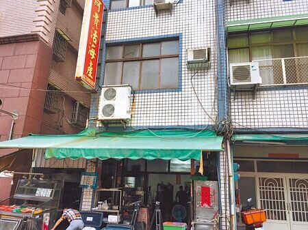 高雄海產店原本因房東想將房子收回,老闆也年邁萌生退意,原本預計4月底歇業,不料熟客愛吃該店海產料理,將整棟透天買下租給海產店,希望海產店繼續開店服務老饕。(崔正綱攝)