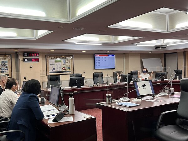 交通局、大都會客運等單位上午在北市議會交通委員會進行工作報告,多位議員質詢時關切公車運價審議案及業者營運狀況。記者徐偉真/攝影