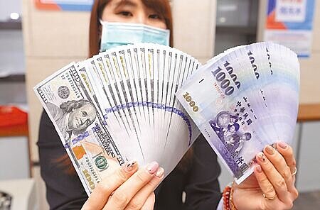 國際美元獨強,新台幣以29.902元作收,驚險守住2字頭。(本報資料照片)