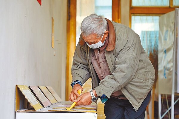 據戶政單位統計,嘉義縣今年1至6月逕遷國外有1563人,嘉義市有1651人,如7月26日未入境辦戶籍遷入,就失去年底投票權。(嘉義縣政府提供/呂妍庭嘉義傳真)