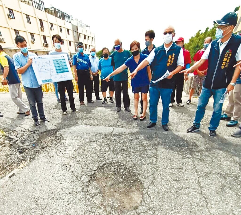 市議會議長張清照（右二），昨天邀集各界會勘破損的農路，要求市府盡快刨舖，還給民眾「行的安全」。（張清照服務處提供／陳世宗台中傳真）