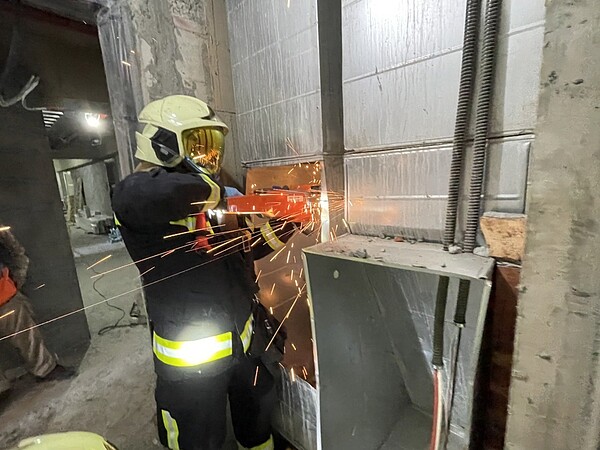 桃園中壢青埔建案傳出工人從15層樓高墜落至3樓，經送醫後仍宣告不治。記者翁唯真／翻攝