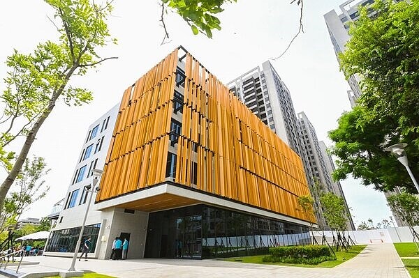 桃園「中壢1號」社宅公益棟已於15日啟用。圖/桃市府提供