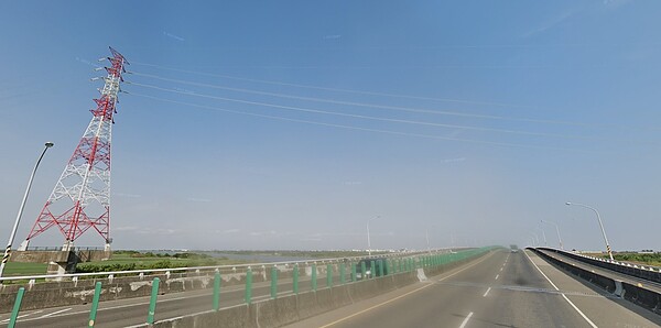 目前要經由台61線前往台南,必須繞行國姓橋,未來曾文溪大橋完工後可以直通台江大道。圖/取自google maps