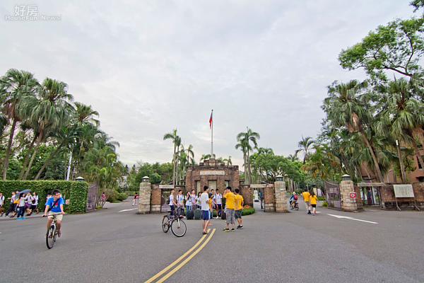 台灣大學校門口,台大,公館商圈,大安區,新生南路。(好房News記者 陳韋帆/攝影)