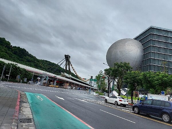 劍潭捷運站旁蓋起北藝中心。圖／易小滿攝
