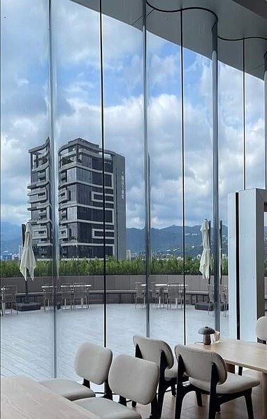 夜市旁高樓，已從平地起。圖／易小滿攝
