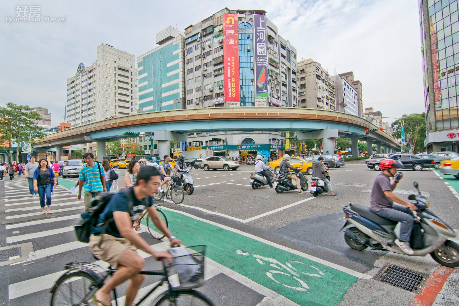 捷運科技大樓站,復興南路與和平東路交叉口街景,機車、腳踏車、路人。(好房News記者 陳韋帆/攝影)