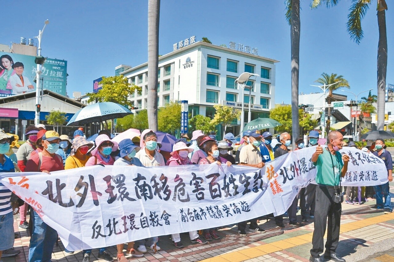 台南市反北外環南移自救會指北外環快速道路第4期工程，悄悄變更路線，捨近求遠，增加工程費，昨到市府陳情抗議。記者鄭惠仁／攝影 